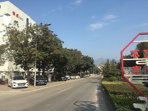 厂房大门侧边